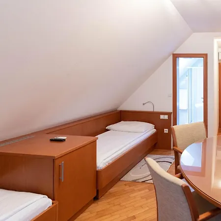 Konukevi Apartmaji In Sobe Ramar 3*