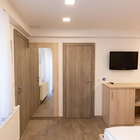 Konukevi Apartmaji In Sobe Ramar 3*