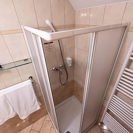 Konukevi Apartmaji In Sobe Ramar Straza
