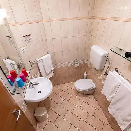 Konukevi Apartmaji In Sobe Ramar 3*