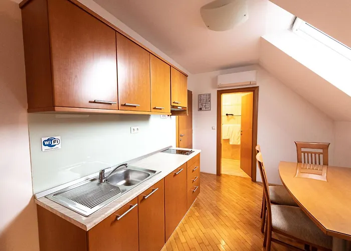 Apartmaji In Sobe Ramar בית הארחה Straza